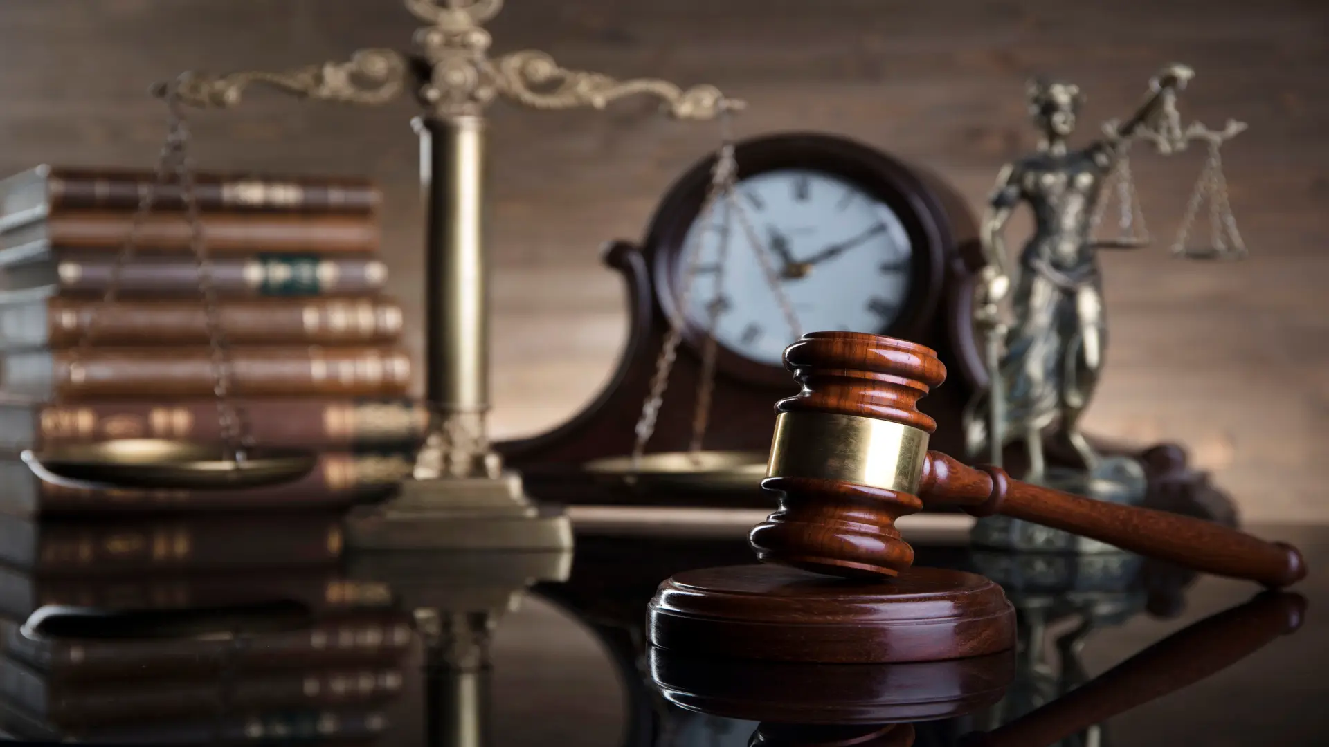 Hukuk kitapları ve terazi – icra ve miras hukuku